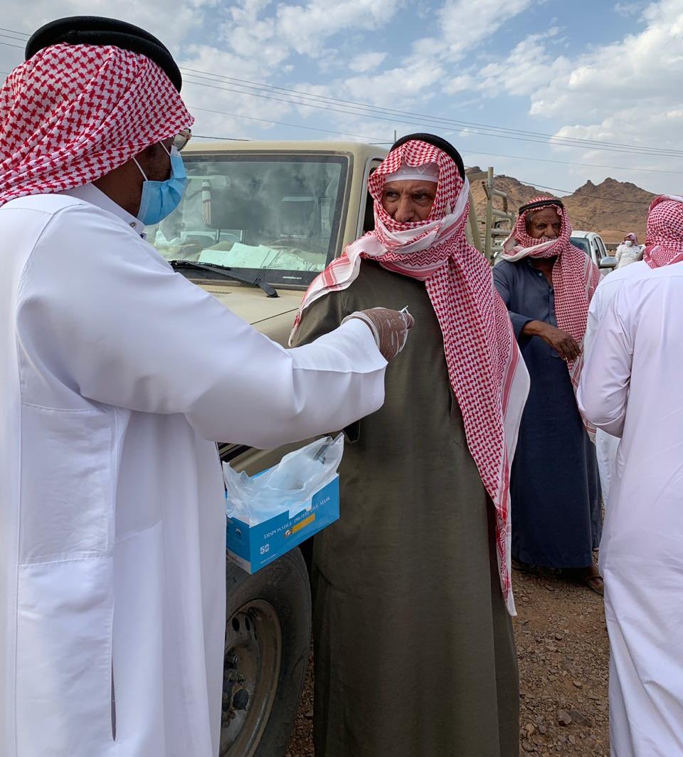 tanmihkh's tweet photo. وزعت لجنة التنمية الاجتماعية الأهلية بـ #خيبر مساء أمس الاربعاء  "٢٠٠" كمام ، استهدف زوار سوق الغنم بالمحافظة  ، وتهدف إلى مساعدة المجتمع في تطبيق الإجراءات الاحترازية لمواجهة #فيروس_كورونا . https://t.co/lOto58nKda