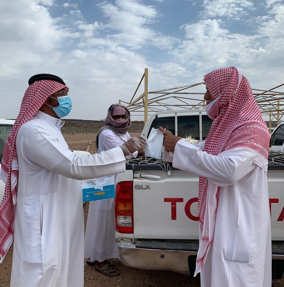 tanmihkh's tweet photo. وزعت لجنة التنمية الاجتماعية الأهلية بـ #خيبر مساء أمس الاربعاء  "٢٠٠" كمام ، استهدف زوار سوق الغنم بالمحافظة  ، وتهدف إلى مساعدة المجتمع في تطبيق الإجراءات الاحترازية لمواجهة #فيروس_كورونا . https://t.co/lOto58nKda
