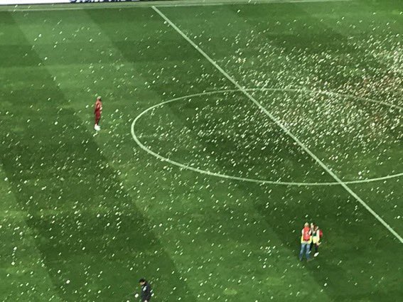 Fxrno's tweet photo. Divock went back on the pitch on his own 💔 https://t.co/CwEiNOoZVu