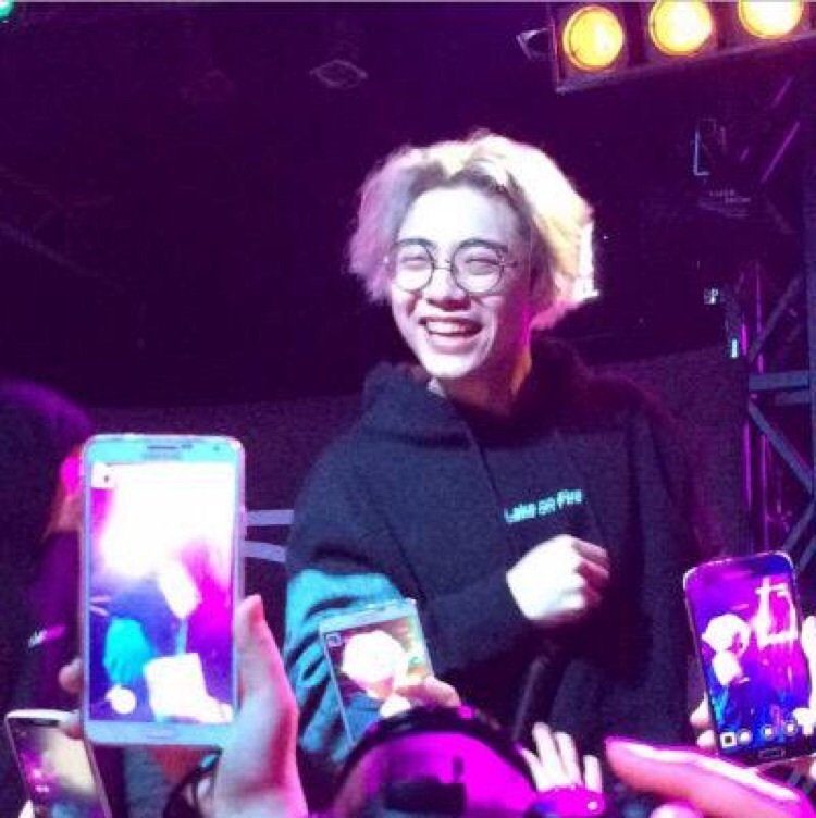 giriboy in hangeul, his name is 기리보이. 길이 giri means way/path & 보이 bo-ee comes from 보인다 boinda which means to see, so together 기리보이 giriboy means " to see the path "