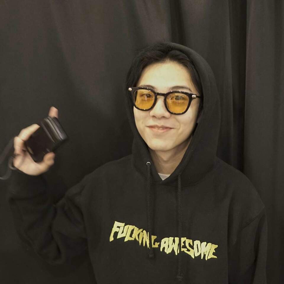 giriboy in hangeul, his name is 기리보이. 길이 giri means way/path & 보이 bo-ee comes from 보인다 boinda which means to see, so together 기리보이 giriboy means " to see the path "