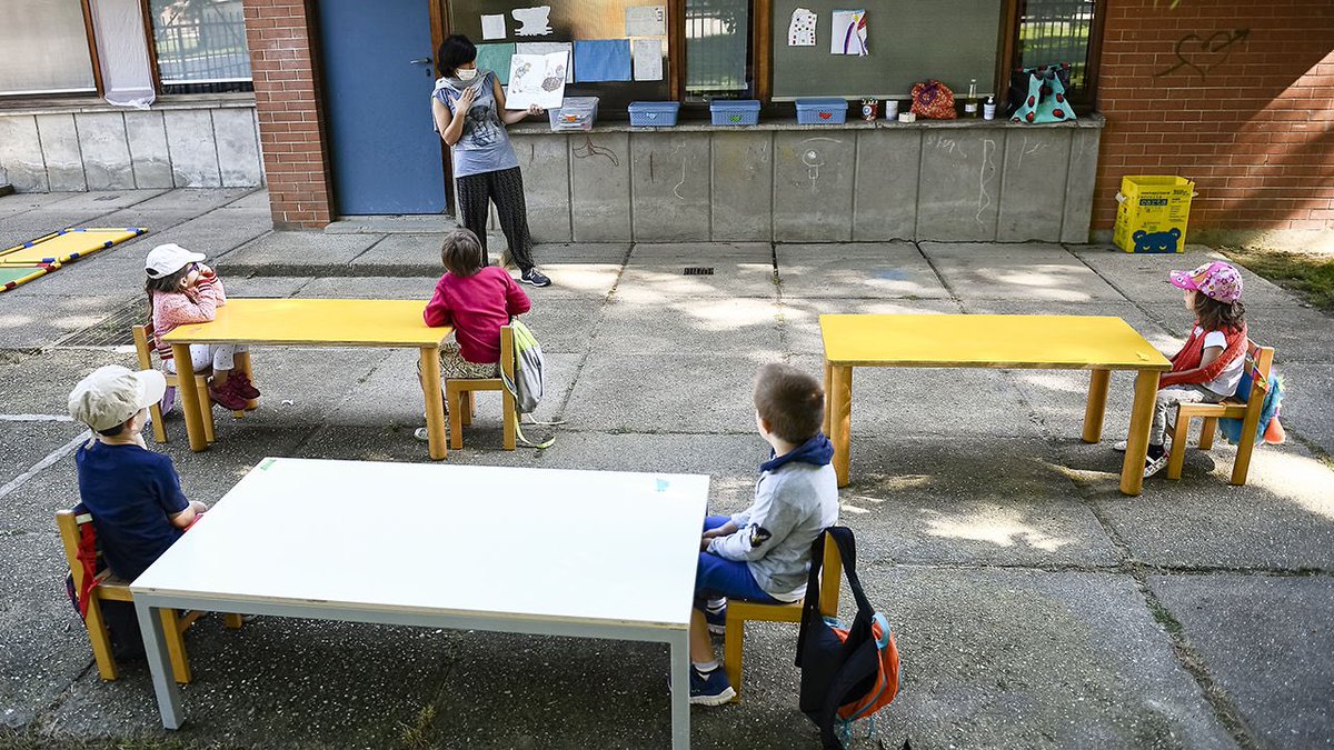 tristan_sudbury's tweet image. 🧠AS A BOTH A TEACHER AND A COVID-19 BIOSTATISTICIAN, I GET THIS A LOT:

🙋What are your thoughts on returning to school in September?

At the risk of upsetting some, or maybe many, here’s my answer. Fully guided by the mantra:

⭐️NO ONE WINS, but NO ONE DIES⭐️

...1/16 ⤵️⤵️