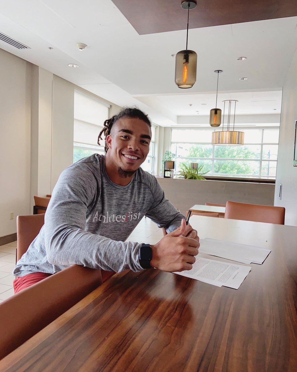 ChaseClaypool's tweet photo. OFFICIALLY A PITTSBURGH STEELER!!! Blessed beyond belief to be apart of this organization! Time to get to work 🦾😤 #StairwayToSeven https://t.co/LexAklA0Lq