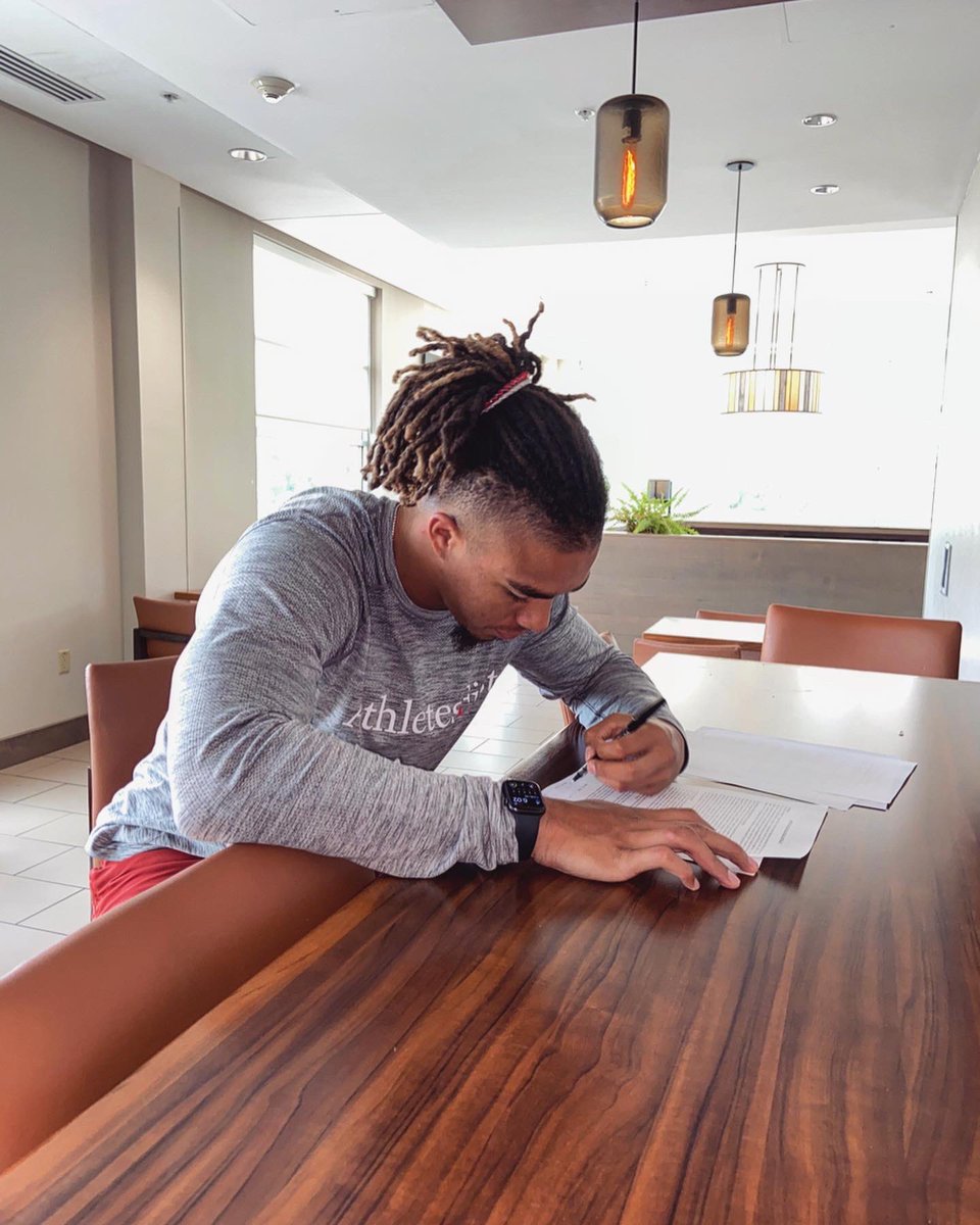 ChaseClaypool's tweet photo. OFFICIALLY A PITTSBURGH STEELER!!! Blessed beyond belief to be apart of this organization! Time to get to work 🦾😤 #StairwayToSeven https://t.co/LexAklA0Lq