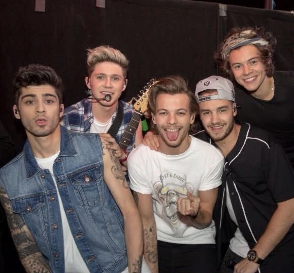 7Osloveontour's tweet photo. happy 10 year anniversary to the band that changed everyone’s lives. #10YearsOfOneDirection https://t.co/04LHsnR6aN