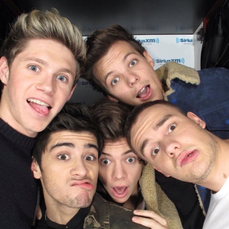 7Osloveontour's tweet photo. happy 10 year anniversary to the band that changed everyone’s lives. #10YearsOfOneDirection https://t.co/04LHsnR6aN