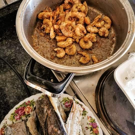Nathi_Jola's tweet photo. I don't know whether I did them well or not but I'm gone enjoy the prawns 😍😍😍😍😍. My favorite type of food 🍤🍤🍤🍤🍤🍤 https://t.co/iawKeraWYM