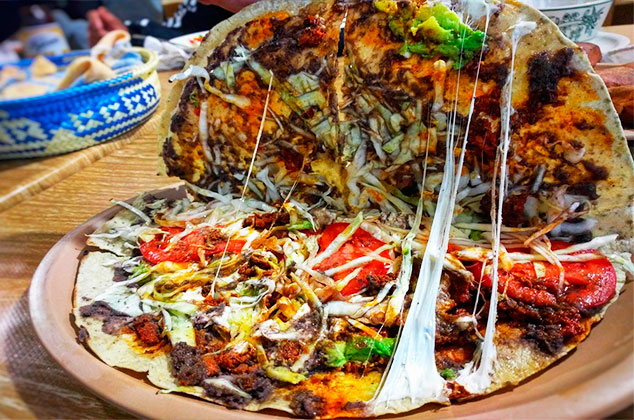 cesartutii's tweet photo. @NetflixLAT Las tlayudas oaxaqueñas son lo mas delicioso de la vida 😋 https://t.co/okF64ZClSE