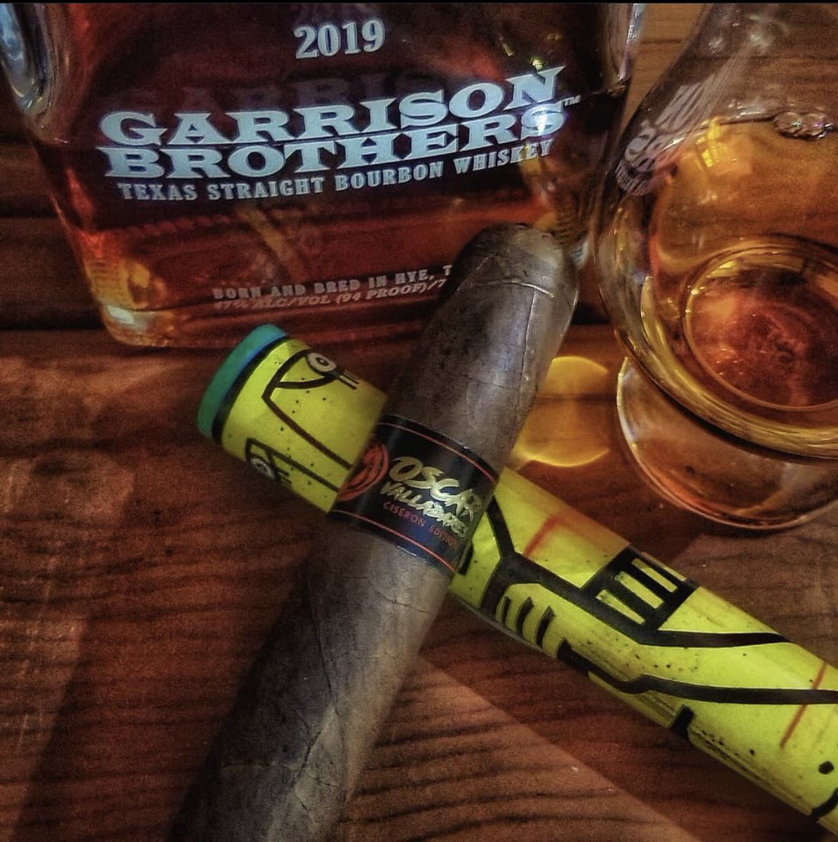 ovcigars's tweet photo. Here’s to days like this! Oscar Valladares Ciseron Edition:

Wrapper: Sun Grown Ecuador
Binder &amp; Filler: Nicaragua

Artwork by @ciseronartist 

#oscarcigars #ciseroncigar #ovciseronedition #texas #bourbon #whiskey 

IG 📸 @craigkindlesmith https://t.co/dcl6YYRu4s