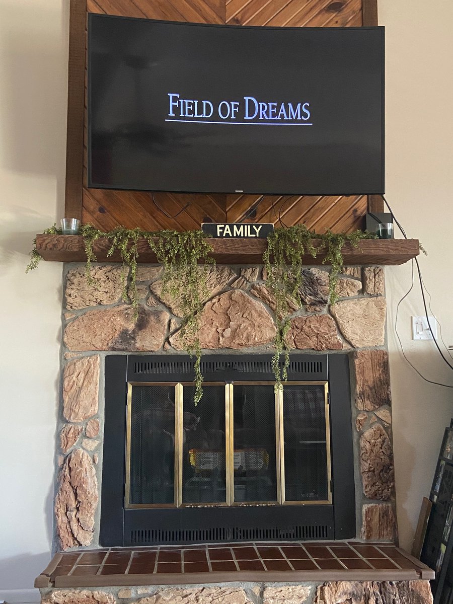 AshAliaga's tweet photo. Pre Opening Day showing of Field of Dreams tradition continues. #FieldOfDreams #MLB #OpeningDay https://t.co/mrmfKJlGJ5