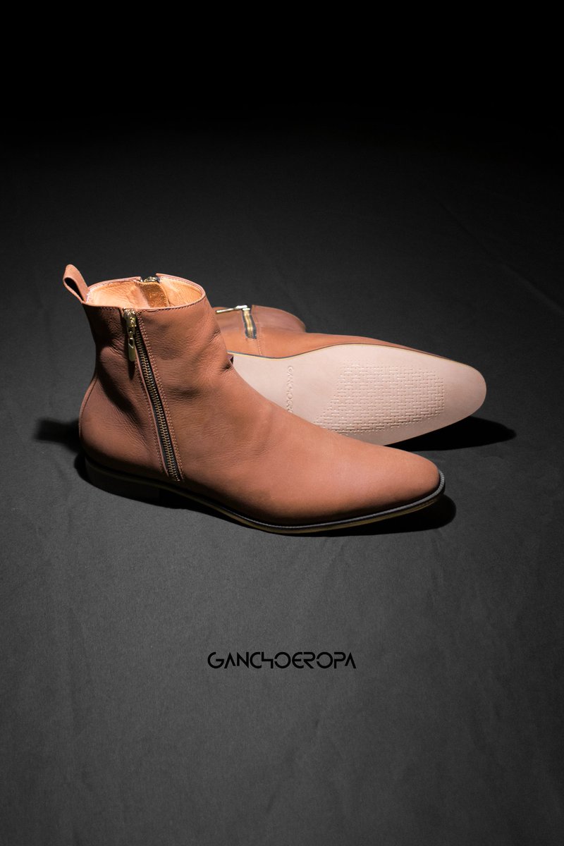 ganchoeropa's tweet photo. La armonía y la atemporalidad son la base del estilo, simplicidad, la base de nuestros atuendos.
Botas ref: Donatello pc12mm
.
#ganchoeropa #botasdonatello #botasmasculinas #estilomasculino #hechoamano #botaschelsea #chelseaboots #newnormal https://t.co/xpIbNoDwqc