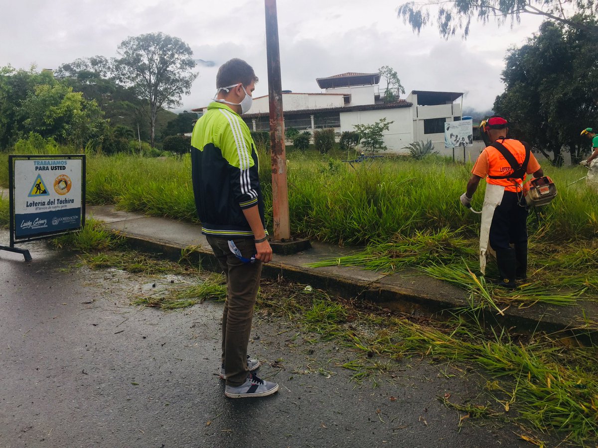 diegojimenezve's tweet photo. Continuamos trabajando en nuestra parroquia #PaloGordo Hoy #22Julio estuvimos en #AltosDeParamillo en jornada de limpieza y desmalezamiento.
#GobiernoTachira
#PrefecturaPaloGordo
#LosBuenosSomosMás
#LaidyGomezGobernadora https://t.co/vPDeqlTfZm