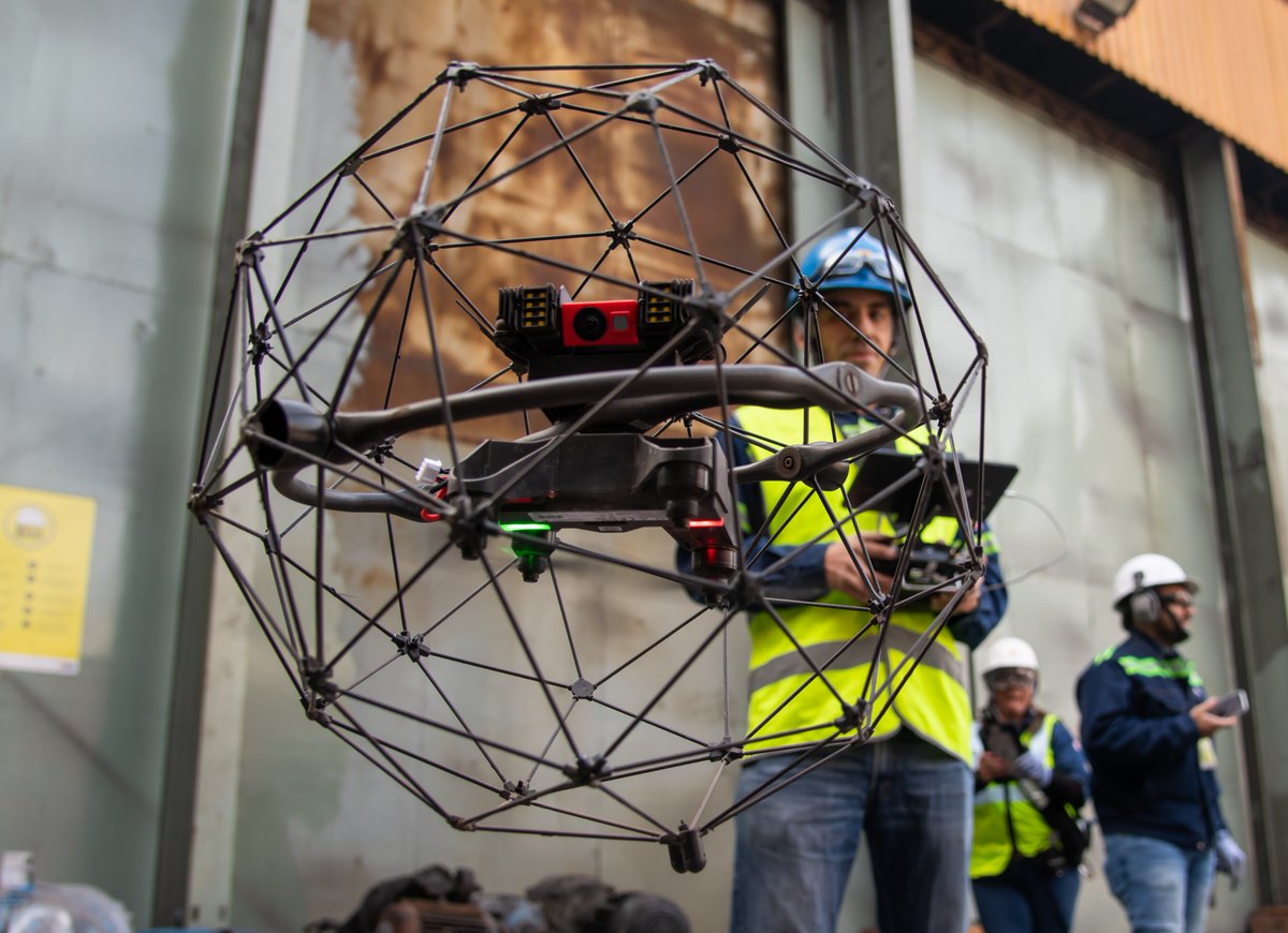 Ternium's tweet photo. ☑ Drones para inspecciones en alturas o espacios confinados.
☑Realidad virtual para capacitaciones.
☑ Cámaras inteligentes que detectan peligros. 
Conoce nuestros proyectos tecnológicos al servicio del ambiente y la seguridad https://t.co/LDzPanxeQ3 https://t.co/hKUdv87EU3