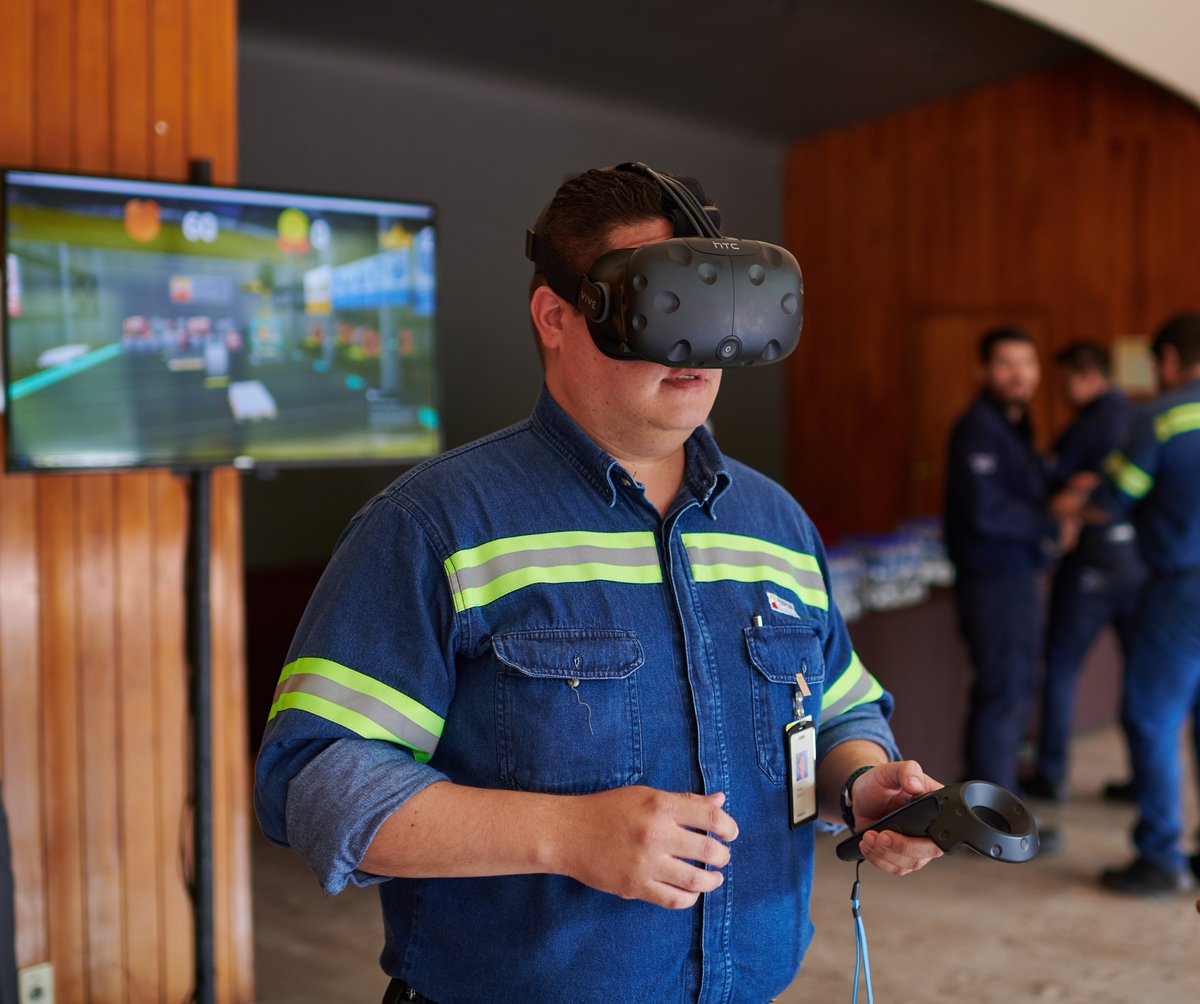 Ternium's tweet photo. ☑ Drones para inspecciones en alturas o espacios confinados.
☑Realidad virtual para capacitaciones.
☑ Cámaras inteligentes que detectan peligros. 
Conoce nuestros proyectos tecnológicos al servicio del ambiente y la seguridad https://t.co/LDzPanxeQ3 https://t.co/hKUdv87EU3
