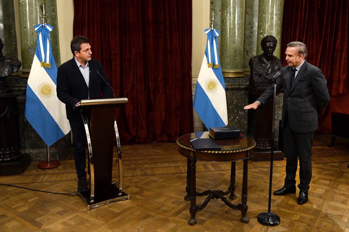 La foto de Massa tomando juramento a Pichetto para la AGN es un vórtice atemporal, puede ser de hoy, de hace 10 años, de hace 20, del futuro, de distintos partidos, del mismo, rotando los roles, oficialismo u oposición, es la foto del Estado imperturbable a ideologías.