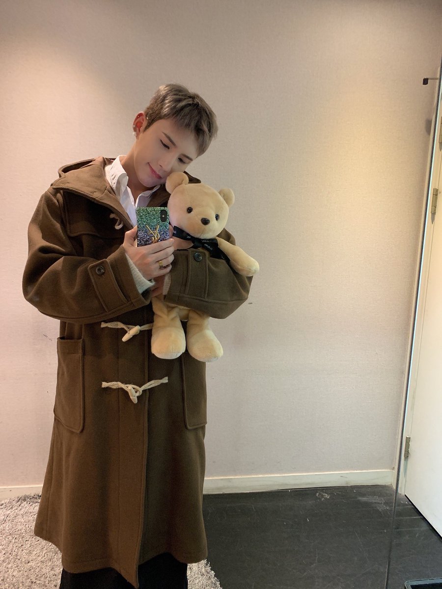 lailamelchett12's tweet photo. Porque ele tira fotos com um urso de pelúcia? Porque ele gosta de ver o fandom sofrendo. #KingWowDay #ACE #CHOICE @official_ACE7 https://t.co/4n3hySaHGi