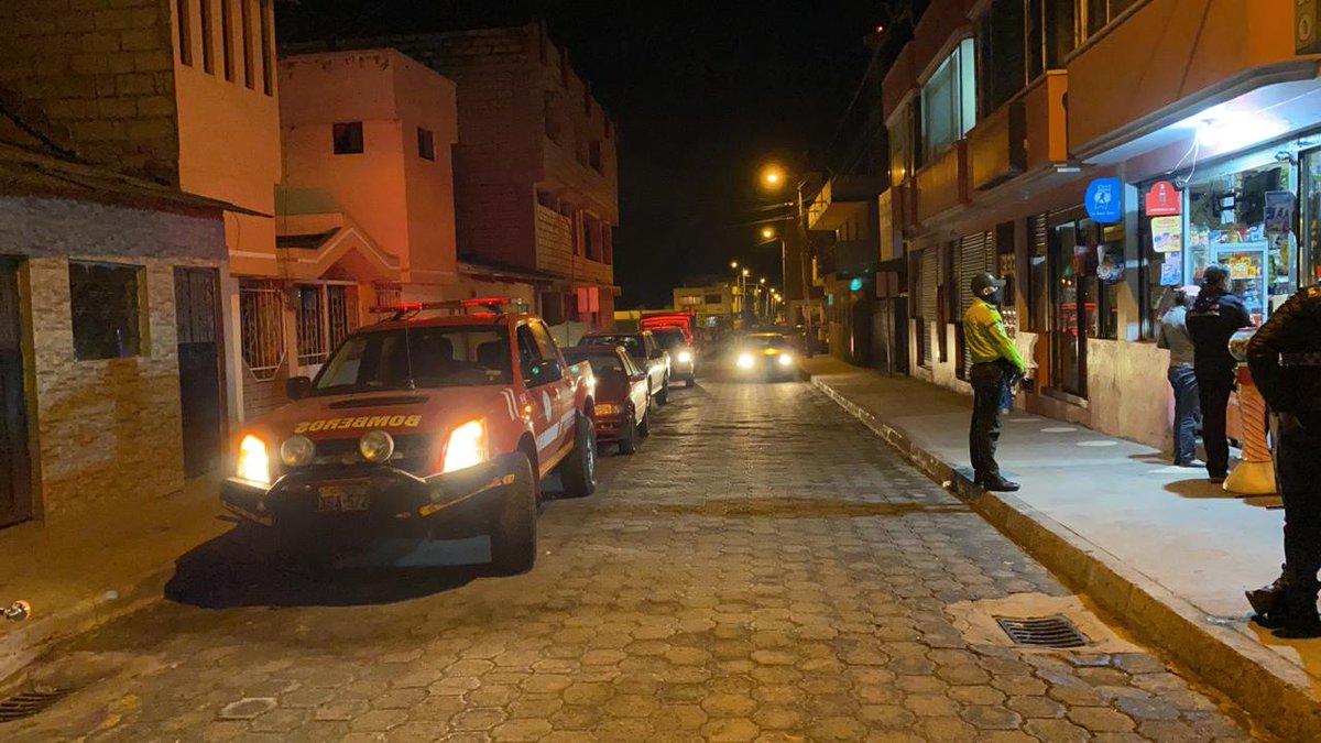 Gober_Cotopaxi's tweet photo. La Gobernación de Cotopaxi mantiene y fortalece los operativos de control en tiendas, restaurantes y circulación vehícular de acuerdo al número de placa. 
Evitemos las aglomeraciones durante la crisis sanitaria por el COVID-19. 
#TodosPorCotopaxi
#HéctorGonzález
#Gobernación2020 https://t.co/xXNa1R3C7n