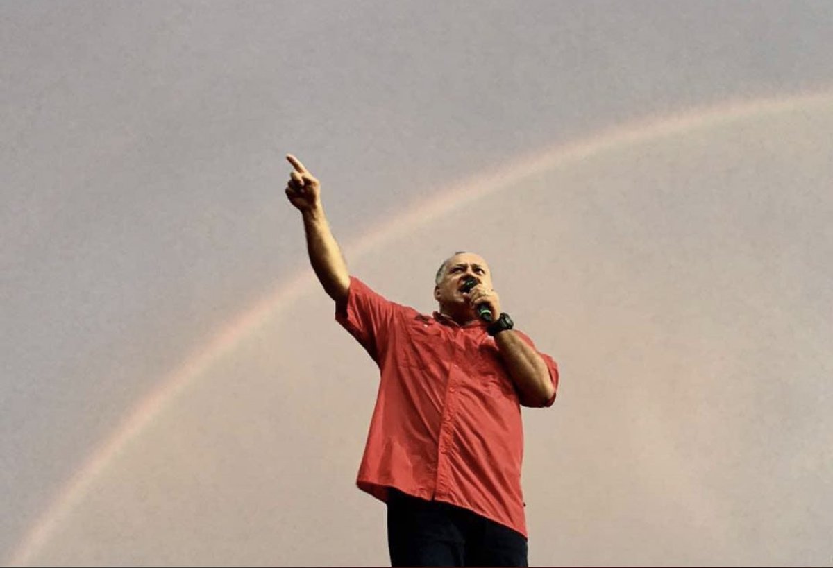 ErikaOSanoja's tweet photo. Hoy es miércoles. Extraño mucho a @ConElMazoDando, pero sé que pronto lo veré de nuevo al aire en @VTVcanal8. #DiosdadoPaLanteVenceremos 
🌪🇻🇪✊🏾🌻✨🕊 https://t.co/uEPrjfNuVs