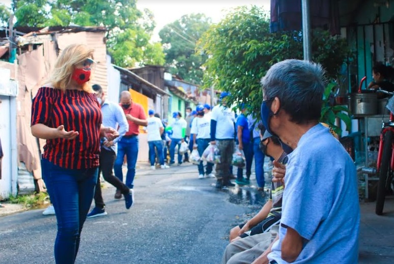 diario1_sv's tweet photo. Rafael García y Yanira López, precandidatos a diputados de San Salvador por @ARENAOFICIAL, propietario y suplente respectivamente, recorrieron hoy comunidades de la capital para escuchar sus necesidades. Durante la visita entregaron bolsas con víveres y una colchoneta. https://t.co/PSD30AKbbc