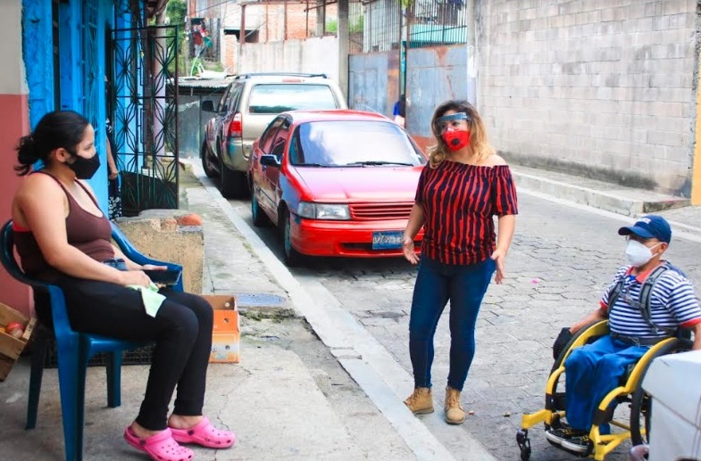 diario1_sv's tweet photo. Rafael García y Yanira López, precandidatos a diputados de San Salvador por @ARENAOFICIAL, propietario y suplente respectivamente, recorrieron hoy comunidades de la capital para escuchar sus necesidades. Durante la visita entregaron bolsas con víveres y una colchoneta. https://t.co/PSD30AKbbc