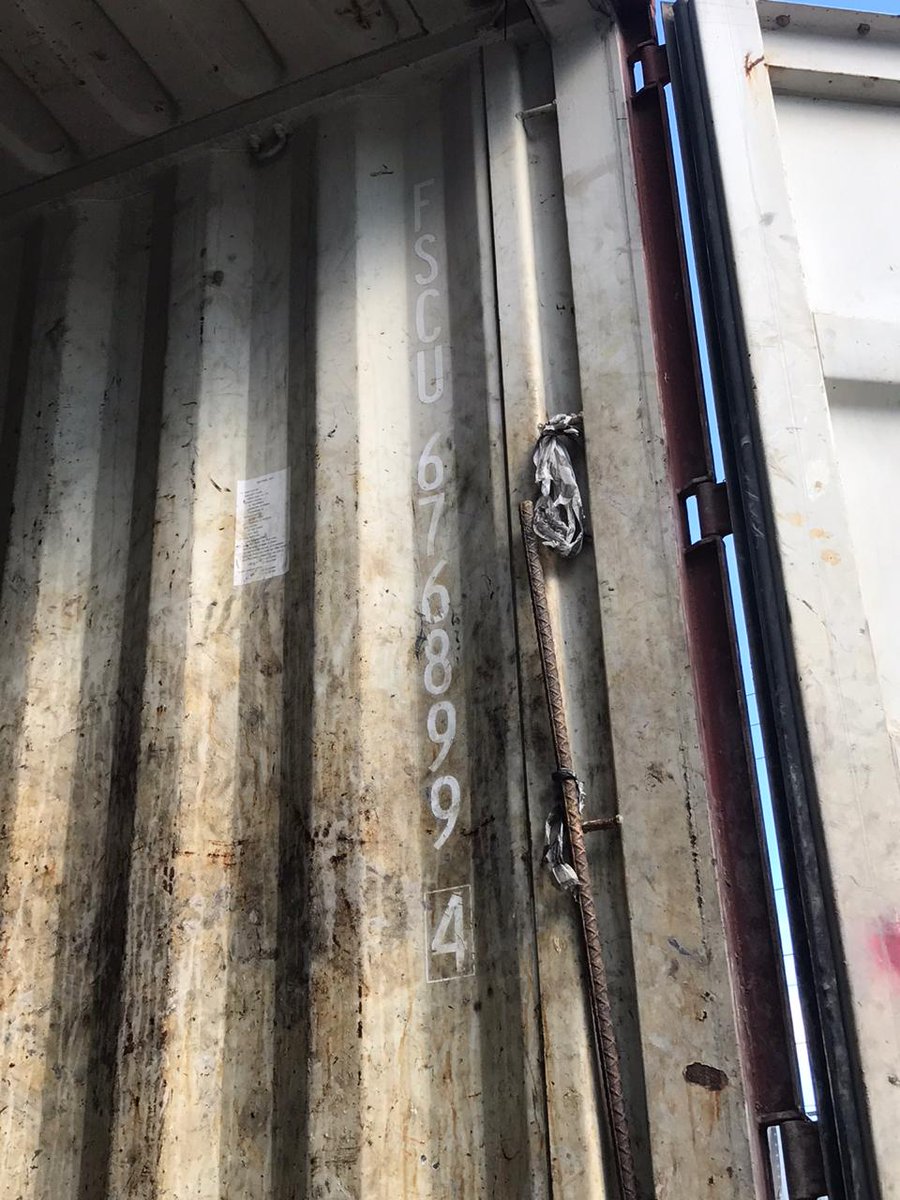 aduanard's tweet photo. Cerca de 10 mil unidades de baterías usadas fueron halladas dentro de contenedor con destino hacia Haití, como resultado de labores de inteligencia de oficiales #DGA en la adm. de Dajabón. El contenedor fue abierto en presencia de la @DNCDRD y oficiales de seguridad militar DGA. https://t.co/QEcgZXe573