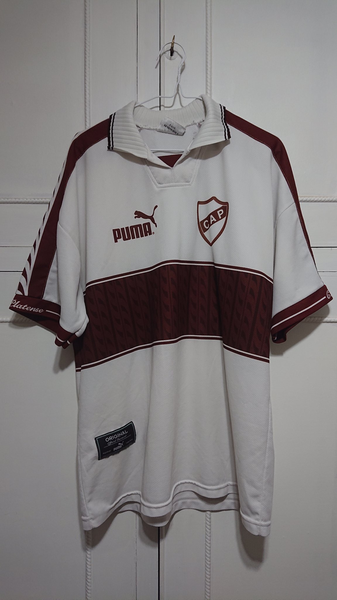 Matias Scarso on X Puma 97 00. Version de tienda. Es la del 4 0 a Boca en la Bombonera. La version de juego sufrio de multiples parches con publicidades de Anta y Crown