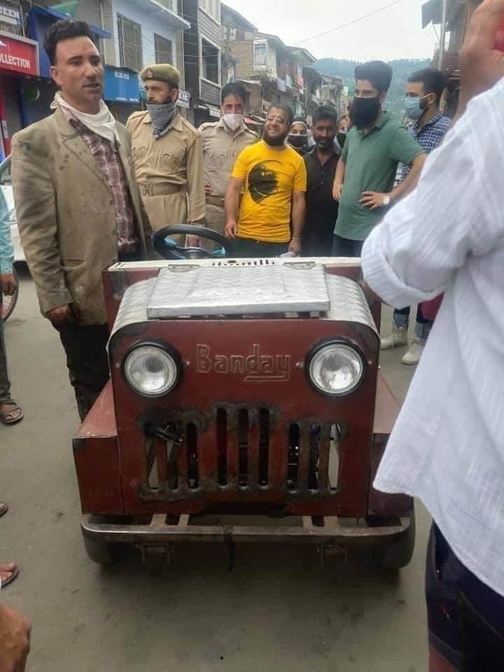 FatimaDar_jk's tweet photo. #KashmirMeriJaan
Mr.Banday the inventor from #Baramulla builds his own mini #Jeep from random items during pandemic.
While idling at home during covid19,this man put his brain to work and named it #BANDAY.
First test drive given by Mr BANDAY himself at Main chowk Baramula. https://t.co/CDwtgKMURj