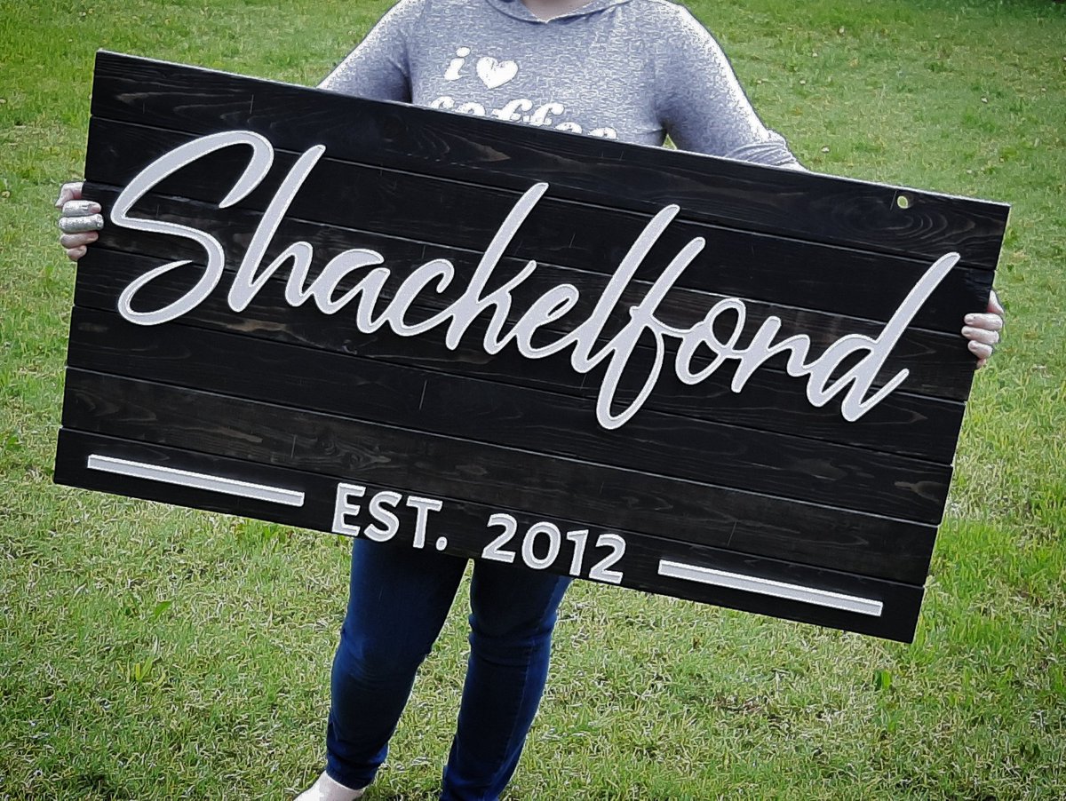 When your kids come home to visit, you put her to work! 😂 She's holding one of our 2ft x 4ft pallet signs

#3D #3Dsigns #3dwords #palletwood #familyname #establishedyear #2ftx4ft

#studio26designco #custom #personalized #homedecor #fatetx #itsfate
