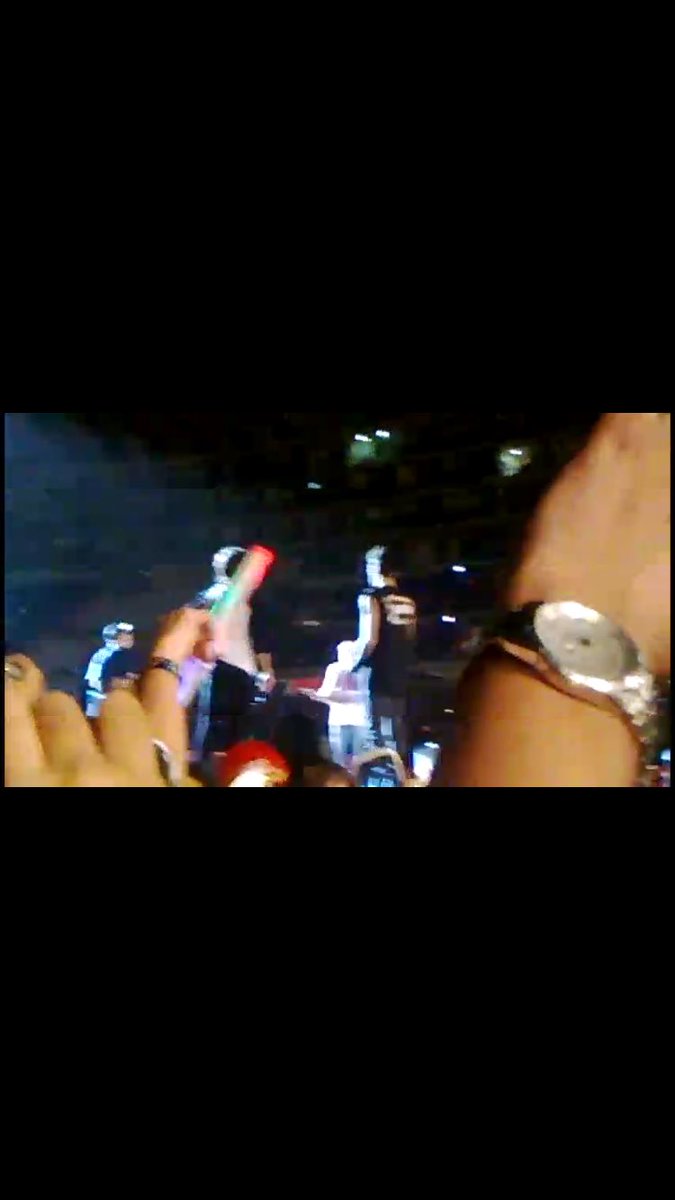 sunflower_vol21's tweet image. LA MALA CALIDAD DE MI CELULAR SE NOTA PERO HABER TENIDO LA OPORTUNIDAD DE VERLOS EN LIMA NO LO PUEDE SUPERAR NADA.
Hace 6 años 😭😭😭😭

#10YearsOf1DMoments 
#10YearsOfOneDirection
#OneDirectionenPeru