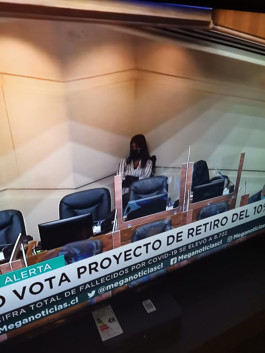 AranguizDc's tweet photo. Solo queda reír... Wuajajajaja #SenadoresVotenXElPueblo #chaomodeloneoliberal #JacquelinevanRysselberghe https://t.co/v8DnigXriO