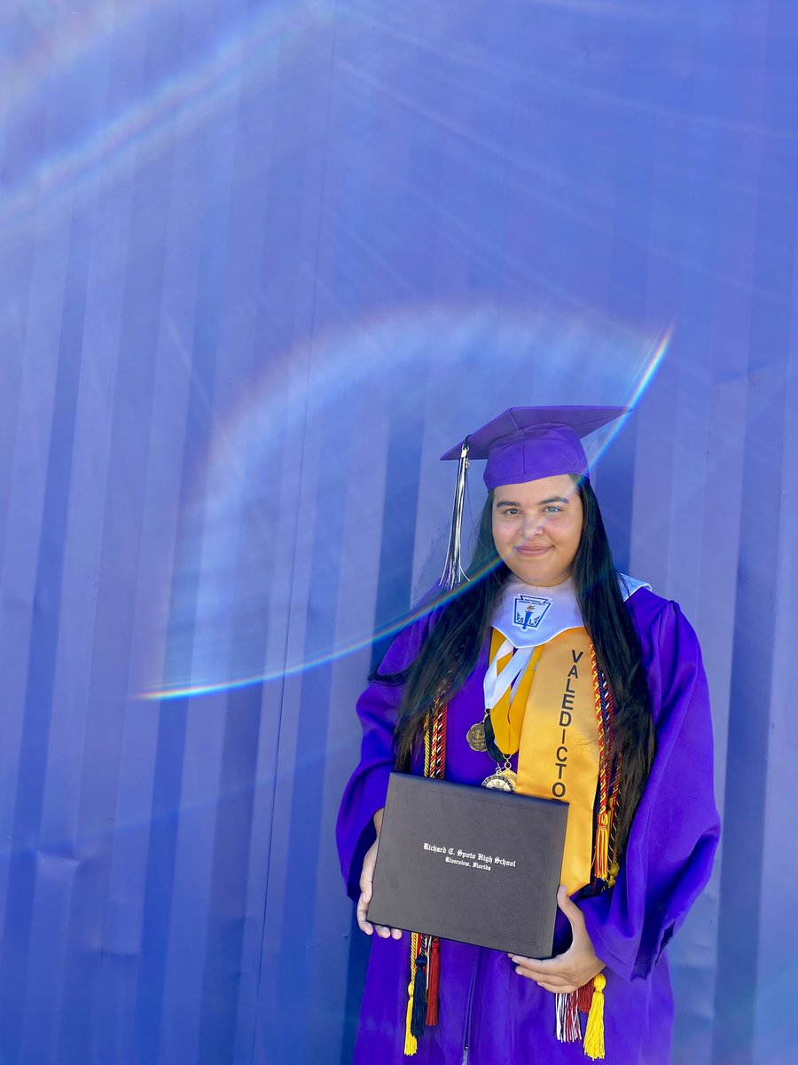 amylamass's tweet image. Allow me to flex real quick. Earlier this week I graduated high school as Valedictorian and Senior Class President with a 9.26 GPA, 80+ college credits and an AA with highest honors, 1000+ community service hours, and 1.1 million dollars in scholarships. #immigrad