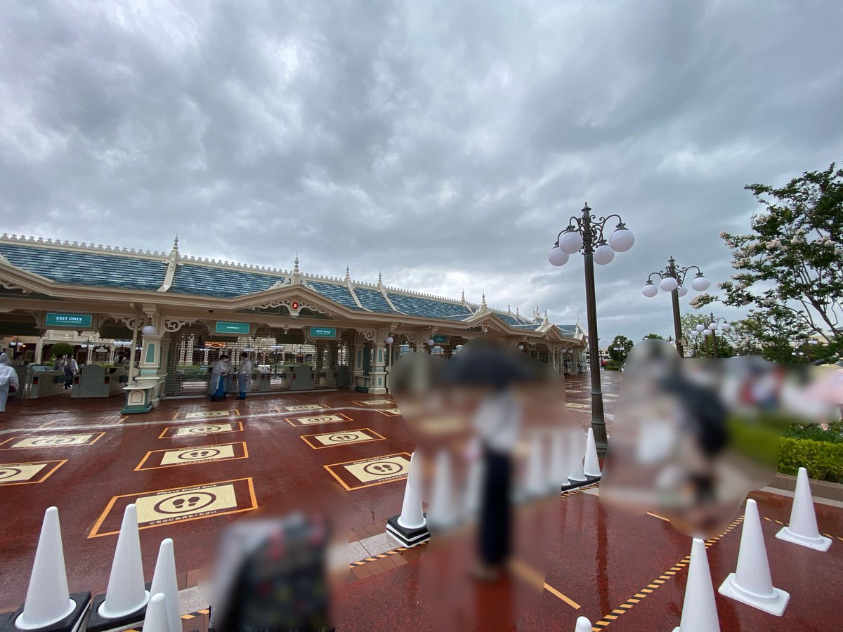 Shunsuke 現在の東京ディズニーランド11時入園の開園待ち 比較的人数は少ないです 曇っていて涼しいです 雨はパラパラ降っています Tdr Now Shunsuke 現在の東京ディズニーランド11時入園の開園待ち 比較的人数は少ないです 曇っていて涼しいです 雨はパラパラ降っています Tdr Now