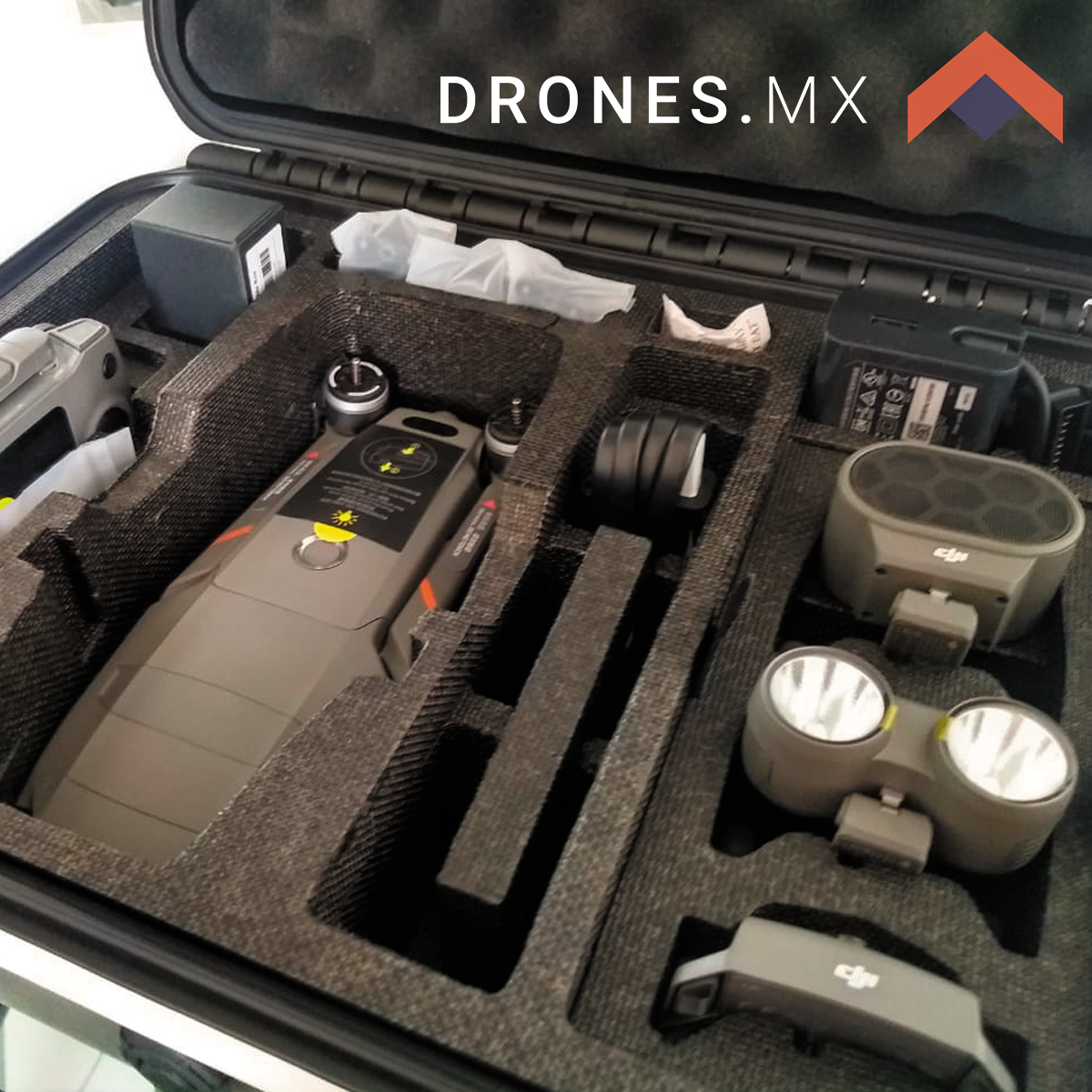 Drones_MX's tweet photo. #DJI #Mavic2Enterprise dentro de su caja. 

¿Qué incluye? 

✅Aeronave
✅Batería
✅Radiocontrol
✅Lámpara 
✅Estrobo de alerta
✅Bocina

El último en stock se va, pero pronto vendrán nuevas unidades. 

¿Quieres cotizar uno? Envíanos mensaje directo 📩 https://t.co/vHo4tUdsZs