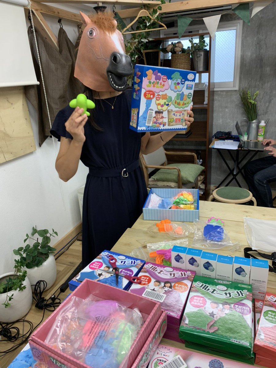kitwell_tanaca's tweet photo. 本日はキッズモデルの撮影会📸
3密回避する為、田中もちゃんとマスクしてきましたよ🐴🌟
#キットウェル
#kitwell
#知育玩具
#シルキーサンド
#3密厳禁 https://t.co/Xtm9Breuze