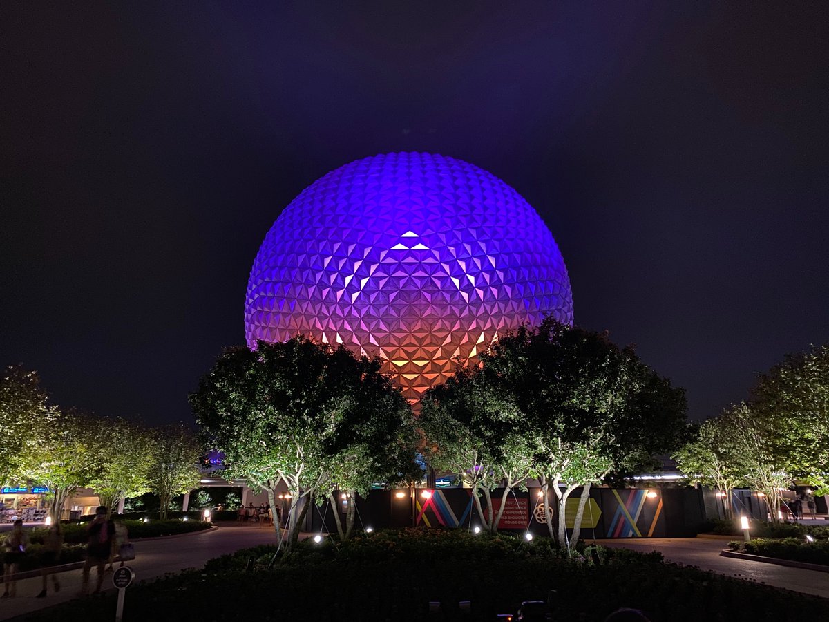 WDWNT's tweet photo. no one:

EPCOT at night🌛: https://t.co/KV5BheUfBZ