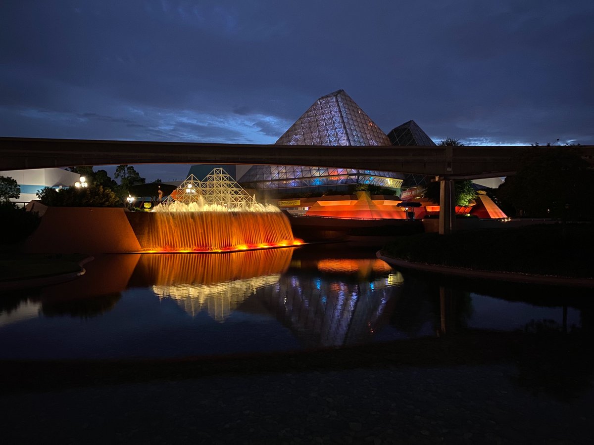 WDWNT's tweet photo. no one:

EPCOT at night🌛: https://t.co/KV5BheUfBZ