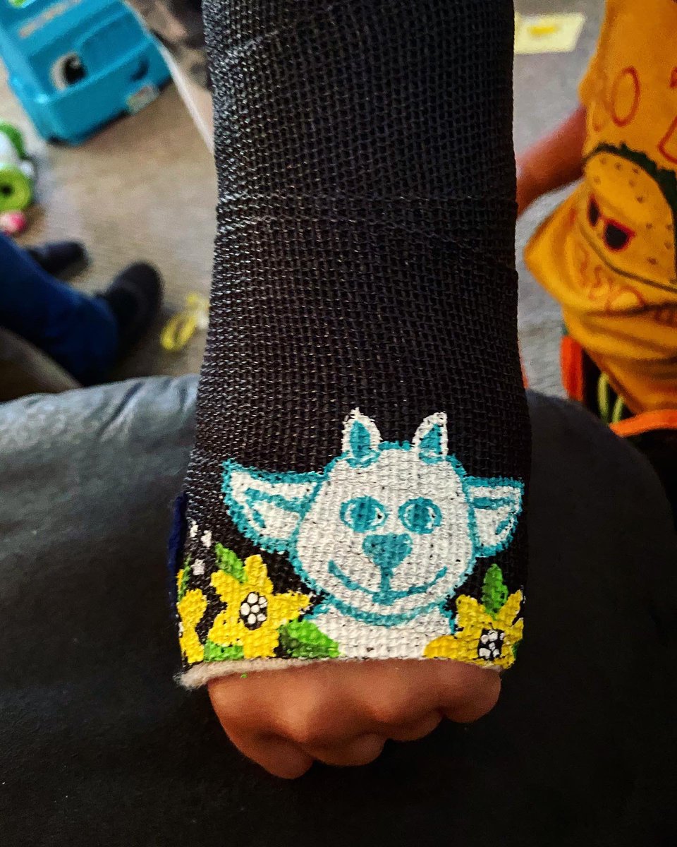 courtrae89's tweet photo. The only thing that makes a cast better is having Ned on it. @twentyonepilots @tylerrjoseph @joshuadun #cliqueart #ned #twentyonepilots https://t.co/LUUUuF00Ho