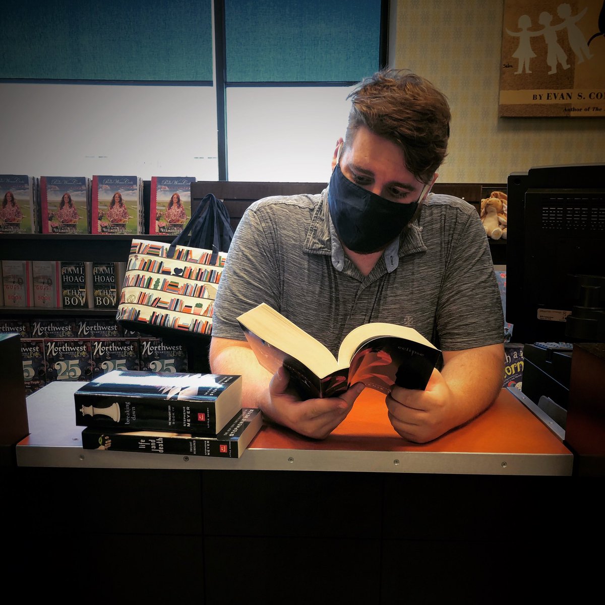 BNRockford's tweet photo. Preorder the next page turner. #midnightsun is out on August 4th!

#eclipse #bntheknow #bnmidwest #bnrockford #rockfordil #rockfordillinois https://t.co/ERtjdwtIjO