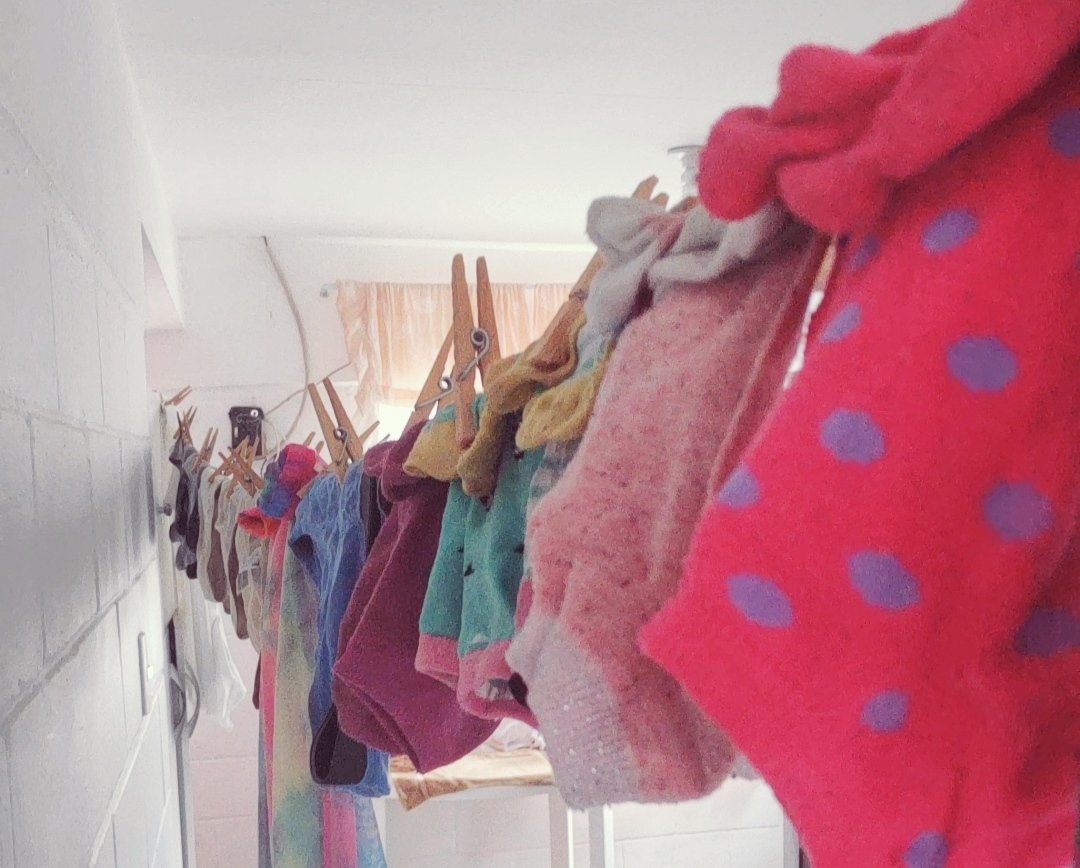 libertadmidu's tweet photo. Hoy me proponía a hacer #SunDrying pero en eso se acercaba una #CloudRain y la ropa se me iba a poner en modo #WaterWet y para no salir en #SpeedRun gritando #THECLOTHES #THECLOTHES tuve que improvisar y hacer #IndoorDrying https://t.co/JdF0w5azC1