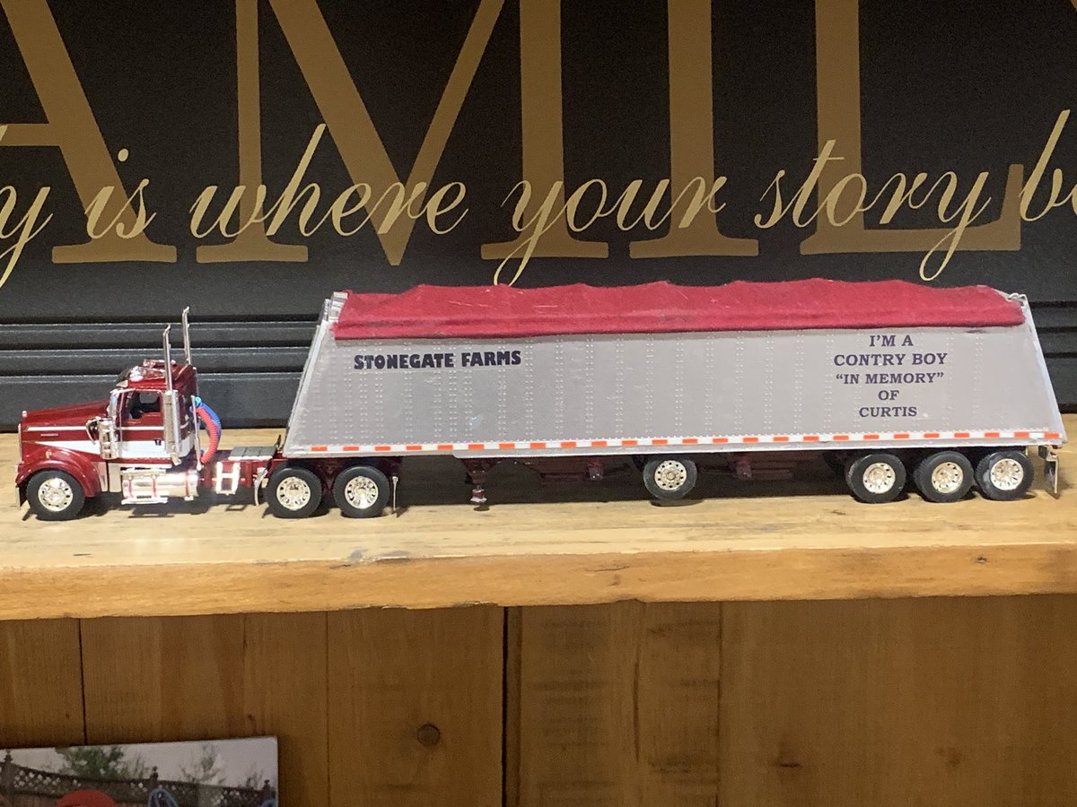 Just had one of the landowners we rent dirt from drop off this custom replica Kenworth and grain trailer ! Curt’s ride is now in a mini version ! Thanks Harvey#stonegate farms