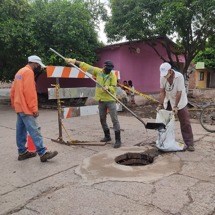 emcodazzi's tweet photo. #LaEmpresaDeTodosLosCdacenses 

En medio de tanta crisis #Emcodazzi no se detiene.
Avanzamos en el mantenimiento y destaponamiento de manholes.

#EsUnCompromisoDeTodos https://t.co/aF97H6dnnP