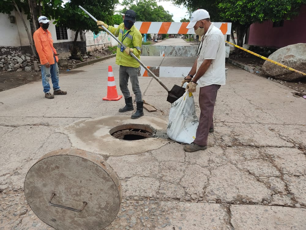 emcodazzi's tweet photo. #LaEmpresaDeTodosLosCdacenses 

En medio de tanta crisis #Emcodazzi no se detiene.
Avanzamos en el mantenimiento y destaponamiento de manholes.

#EsUnCompromisoDeTodos https://t.co/aF97H6dnnP