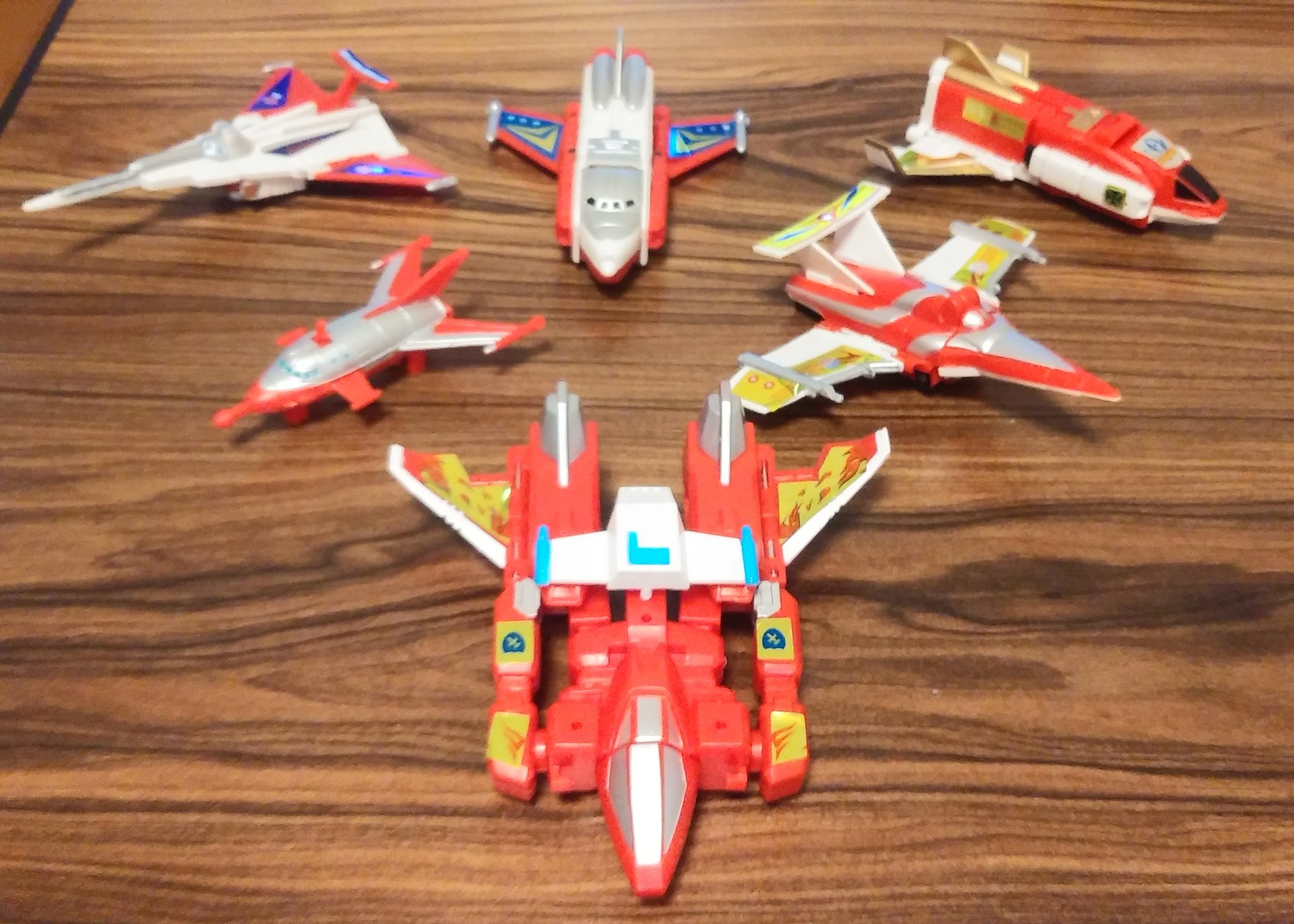 きゃの十三 夏コミ一日目東チ41b ウルトラマンの防衛隊の戦闘機が合体してロボに 当時の合体パチ玩具はスクランブル合体 並にマシンロボレスキューの合体ギミックを採用するのがトレンドだったんですよね まぁこの状態だとあんまりウルトラマンっぽさは