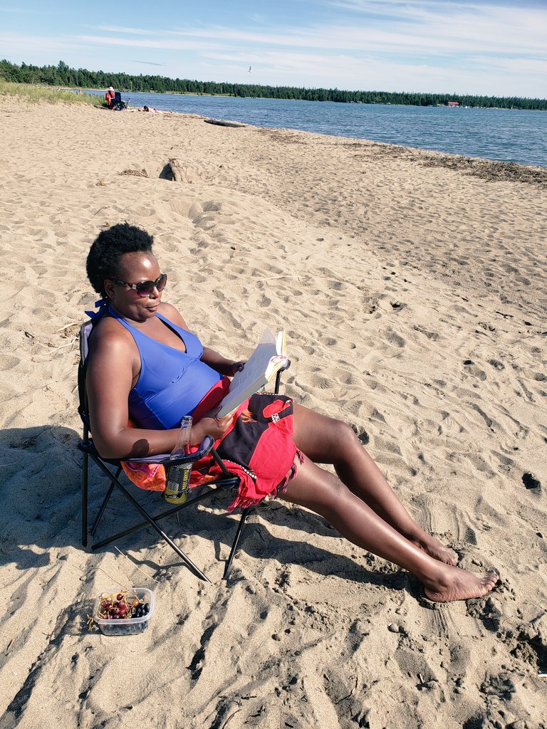 JessicaTendayi's tweet photo. There's something to be said about the healing fresh air and fresh water lakes have on one's soul.
#covidgetaway #summer2020
#northernOntario
#sunsandandwater #SummerReading https://t.co/Jad8OAchJS