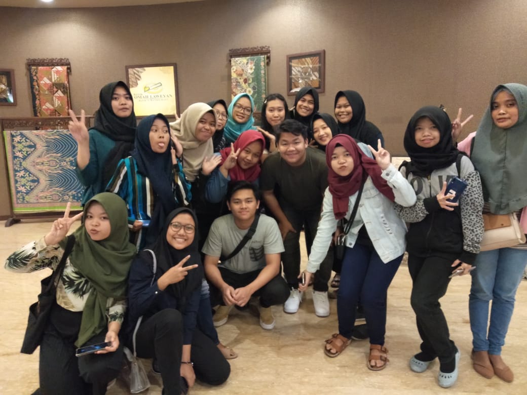 yamayammmm's tweet photo. Dari dulu pengen bgt ketemu coboy junior, akhirnya terwujud juga tp cuma bang @TeukuRyz sama @AlvaroMaldini1 :))
Itupun pas w udaa sma, :)
Soon @iqbaale sama @bastiansteel
#CoboyJunior9thAnniversary
#HappyComateDay https://t.co/Y4V4cJYOVC
