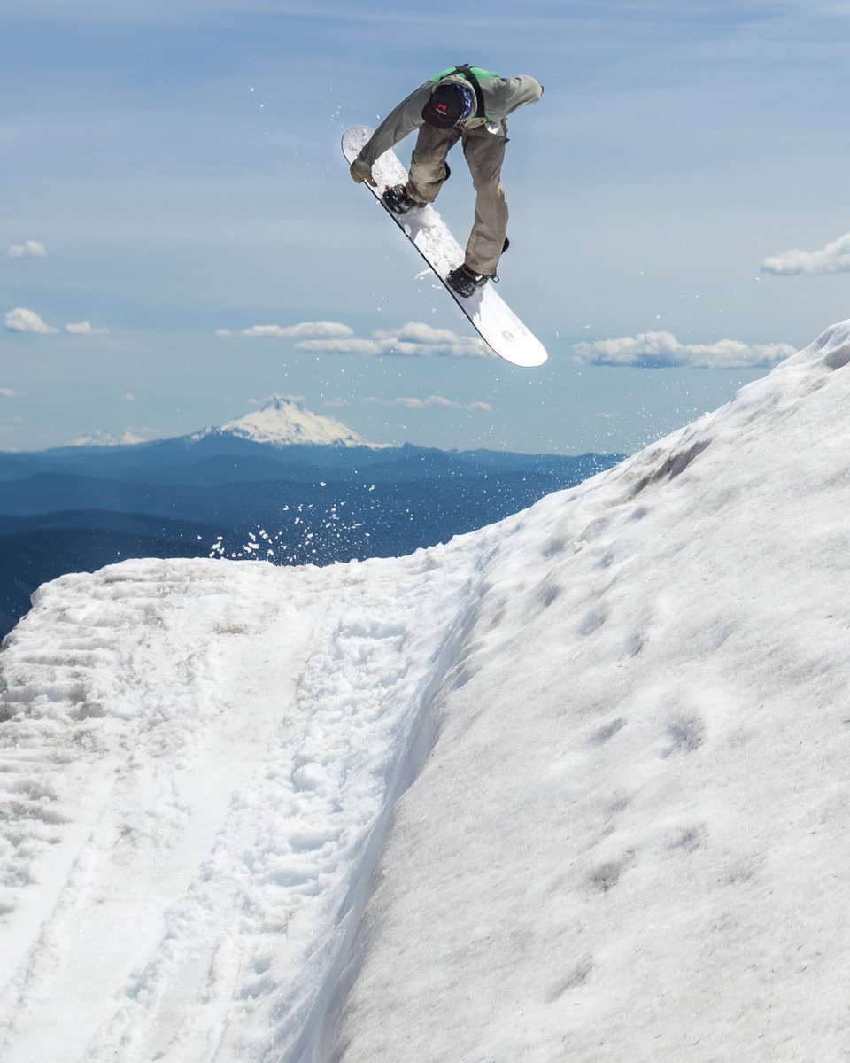 snowledge_co's tweet image. Brian Stenerson flying high in the clouds! PC: Katherine Donnelly
Tracked on #Snowledge #SnowledgeIsPowder
.
.
.
#stillriding #getoutside #explore #jump #backcountry #mthood #Oregon #OR #hike #summerskiing #winteriscoming #isitwinteryet #snow #whatsyourzeal @ZealOptics