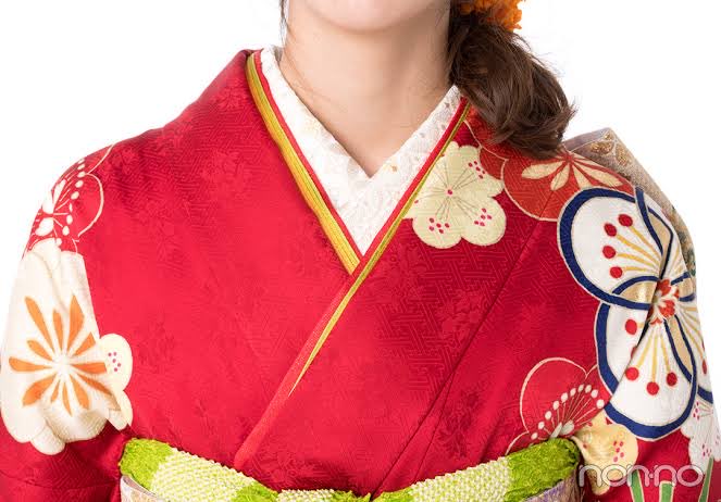 mainichi_kimono's tweet photo. A PSA to non-Japanese fan artists drawing yukata:

I sometimes see people make fanart where the yukata has the white collar underneath; that collar is sewn onto a nagajuban, and we don’t wear nagajuban with yukata! 

left is kimono with han eri, right is yukata https://t.co/D34mYgqnb1