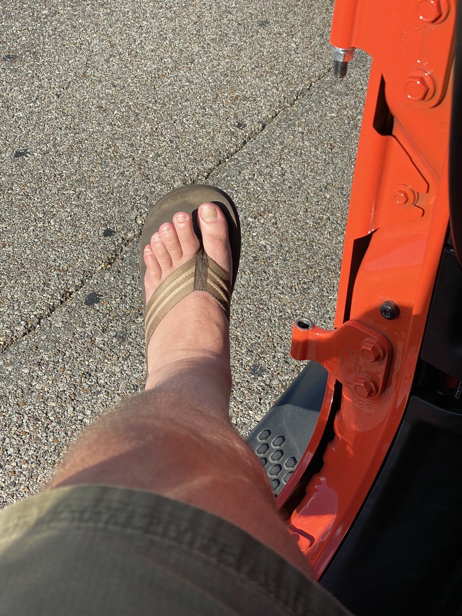 tshelburn's tweet image. Does anyone have a RHD @jeep I can borrow? My left leg is darker than my right! #topless #doorless #jeep #jlu #summertime