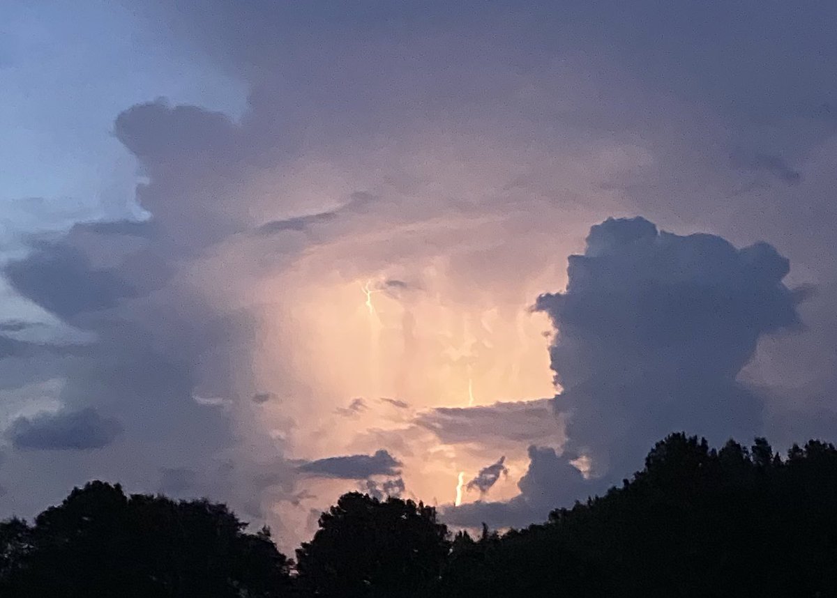 bellanewman's tweet photo. Thunderstorm above Millport, Alabama! #LamarCounty #Lightning 
@spann https://t.co/yKtWDbtJHd