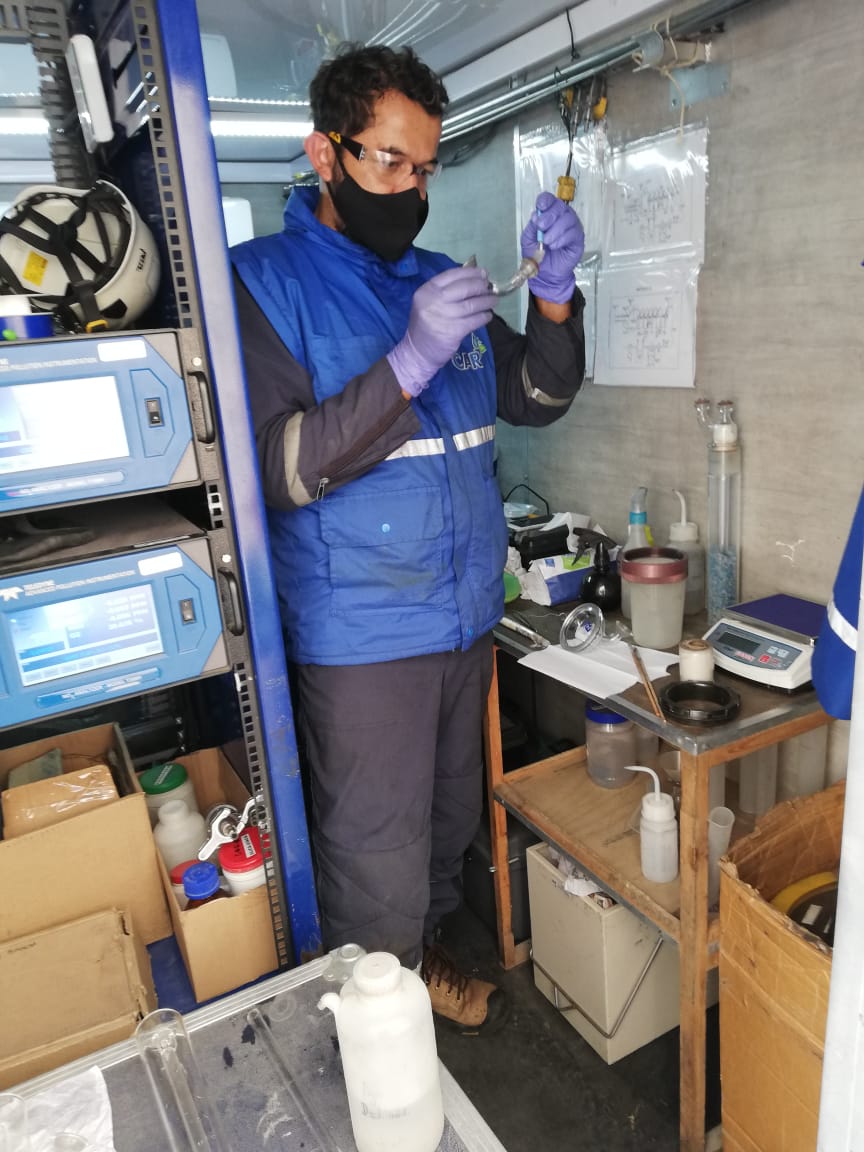 DLIA_CAR's tweet photo. Con el fin de realizar seguimiento y control. La @DLIA_CAR de la @CAR_Cundi adelanta en jurisdicción de los municipios de Tocancipá y Cajicá, la medición de emisiones de material particulado en varias fuentes fijas, priorizadas por la Dirección Regional Sabana Centro. https://t.co/UmD8R7Rgwv